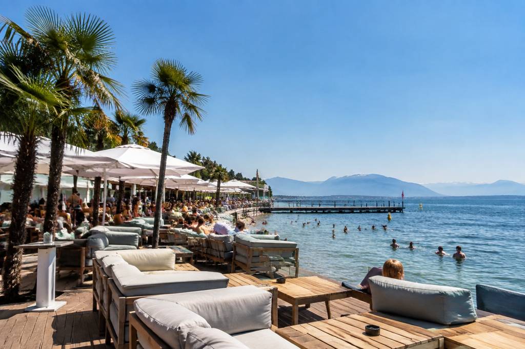 Beach club Genève : les meilleures adresses pour profiter de l’été au bord de l’eau